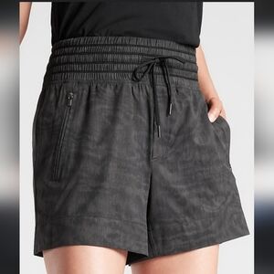 Athleta Camden Printed Shorts Womens 2 Green  Lined Running Athletic Zip Pockets